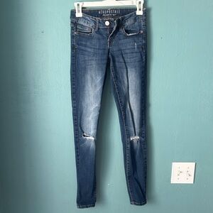 Aeropostale Women's Medium Wash Skinny Jeans with Knee Rips